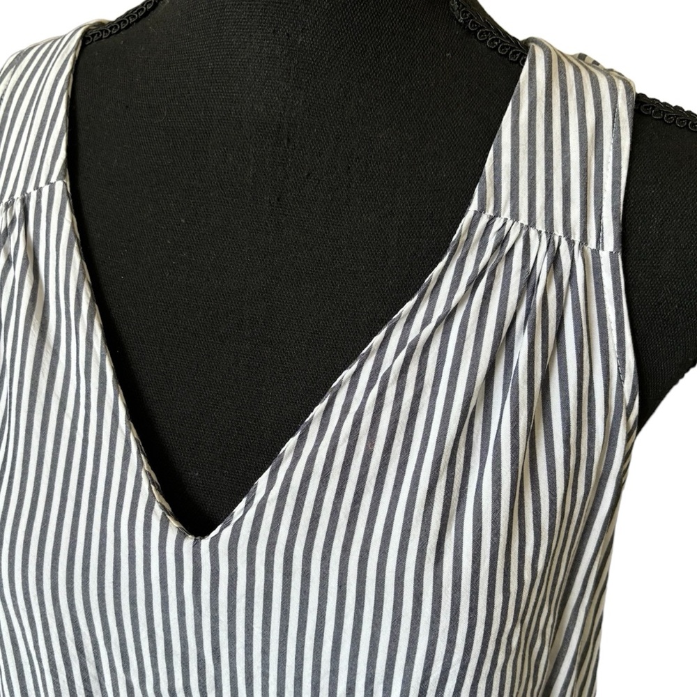 Old Navy Gray and White Sleeveless Top, size small
